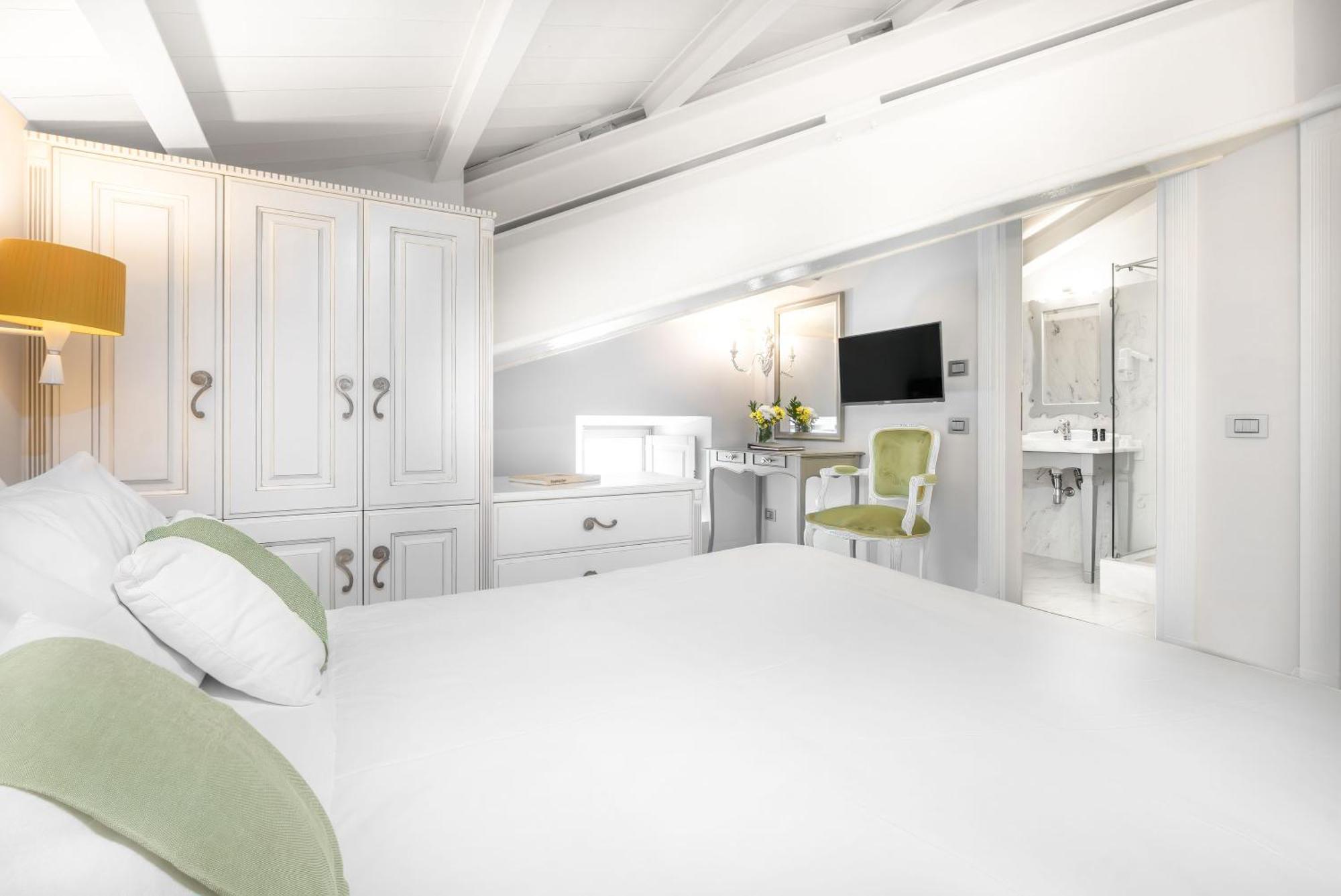 Отель Micra Anglia Boutique & 5*