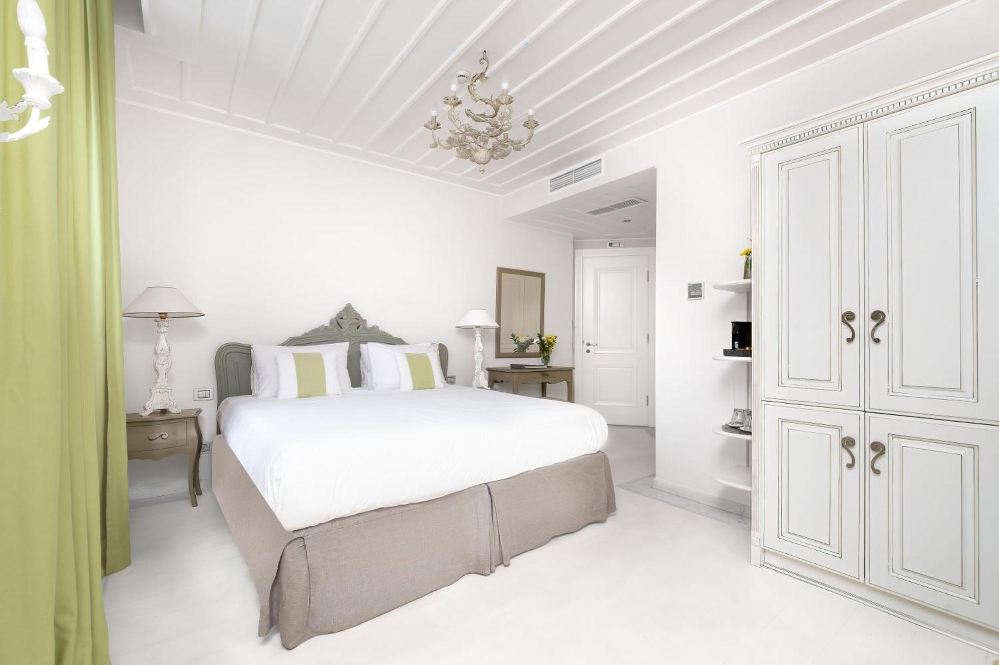 Отель Micra Anglia Boutique & 5*